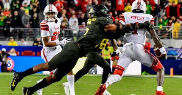 Kayvon Thibodeaux sacks Tyler Huntley_Eugene Johnson.jpg