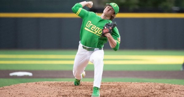 Oregon Pitcher_Deborah Mundorff of GoDucks.com.jpg