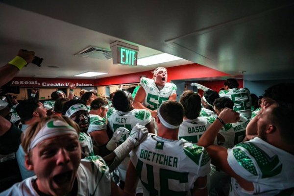 Celebration 1_Eric Evans of Oregon Football Twitter.jpg