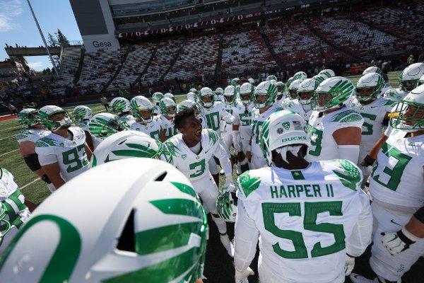 PreGame Huddle_Eric Evans of Oregon Football Twitter.jpg