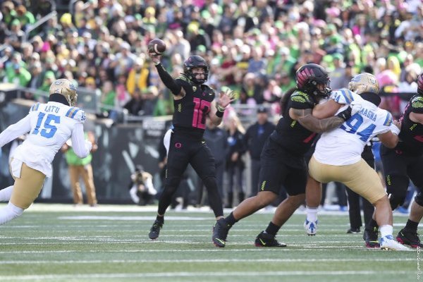 Bo Nix by Eric Evans of Oregon Football Twitter.jpg
