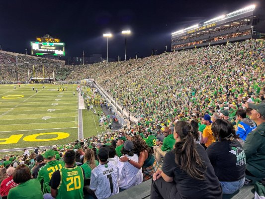 Autzen Crowd_Eric Evans of Oregon Football Twitter.jpg