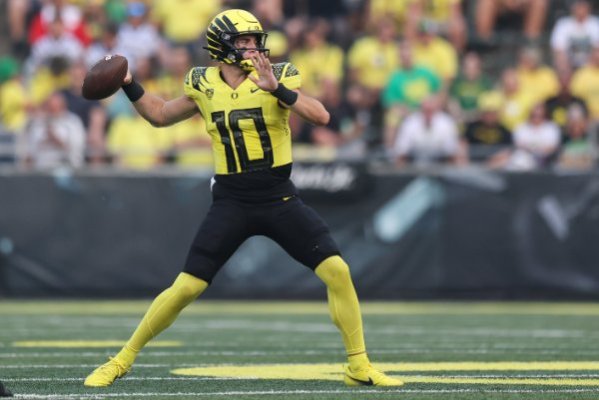Bo Nix by Eric Evans of Oregon Football Twitter (2).jpg