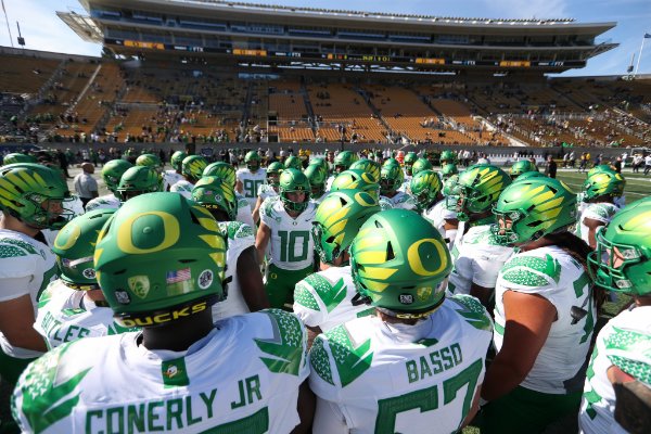 PreGame Huddle_Eric Evans of Oregon Football Twitter.jpg