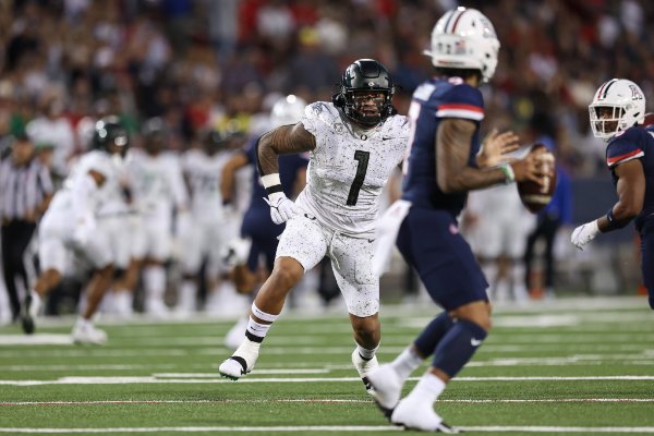 Noah Sewell by Eric Evans of Oregon Football Twitter.jpg