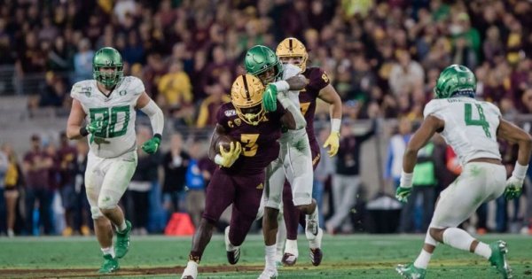Oregon trying to tackle Eno Benjamin of ASU_Irnina Filenko.jpg
