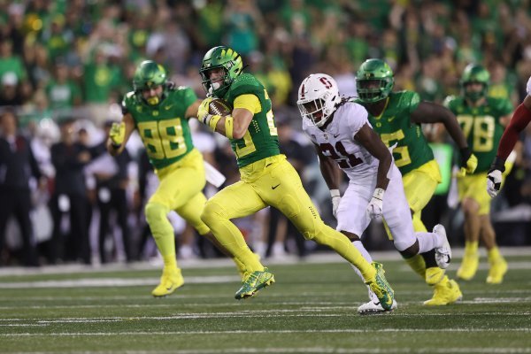 Chase Cota scoring_Eric Evans of Oregon Football Twitter.jpg