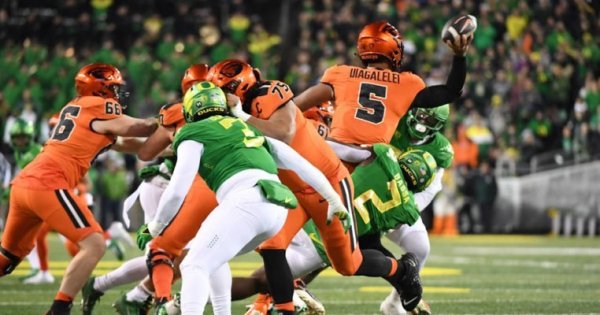 Bassa pressure_Eric Evans of Oregon Football.jpg