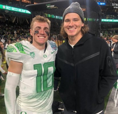 Bo and Justin_Eric Evans of Oregon Football Twitter.jpg