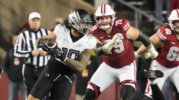 Matayo Uiagalelei interception_Forum Only.jpg
