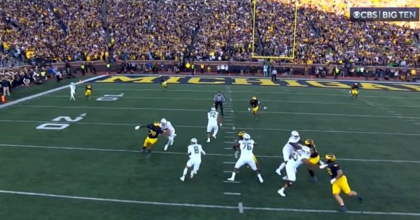 Behind the Oregon Offense3 QB Draw TD_Screenshot from CBS Sports Video.jpg