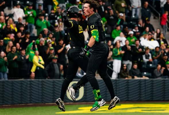 Burke-Lee Mabeus celebrates Brayden Jaksa's 3-Run HR vs. USC2.jpg